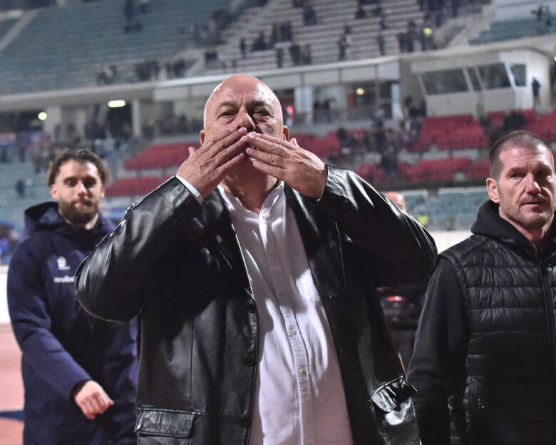 Ο Αχιλλέας Μπέος έστειλε φιλάκια στην «πράσινη» εξέδρα μετά την ήττα του Παναθηναϊκού από τον Βόλο