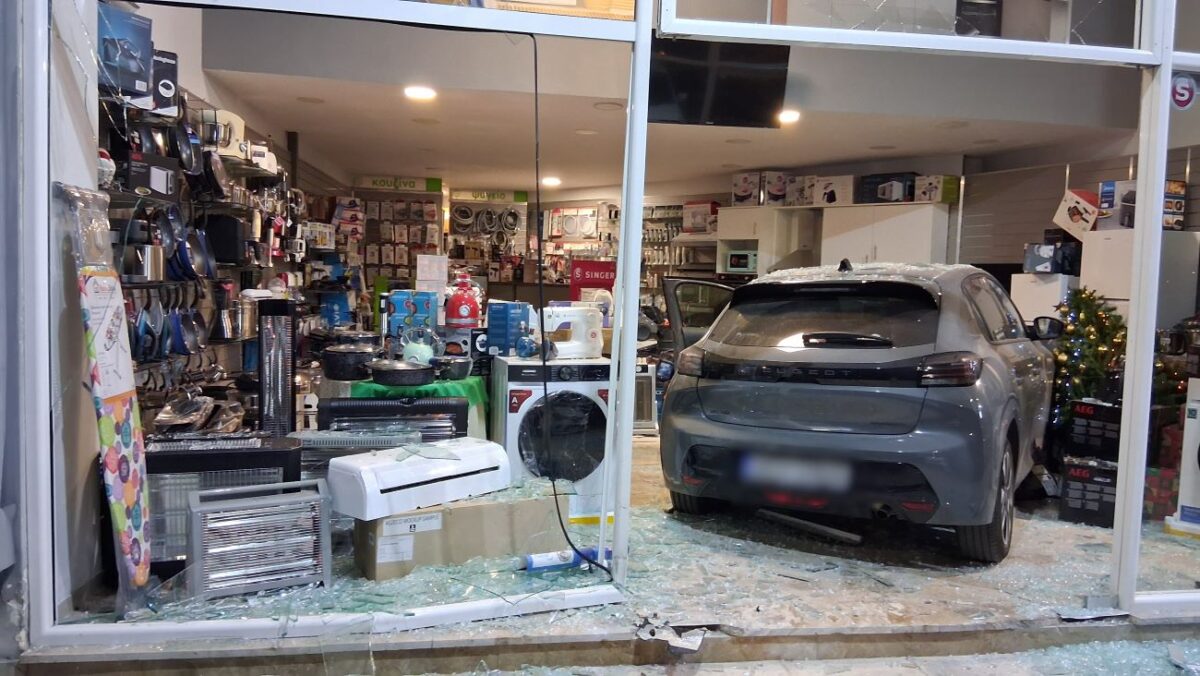 Αυτοκίνητο έπεσε σε βιτρίνα ηλεκτρικών ειδών στο Ναύπλιο