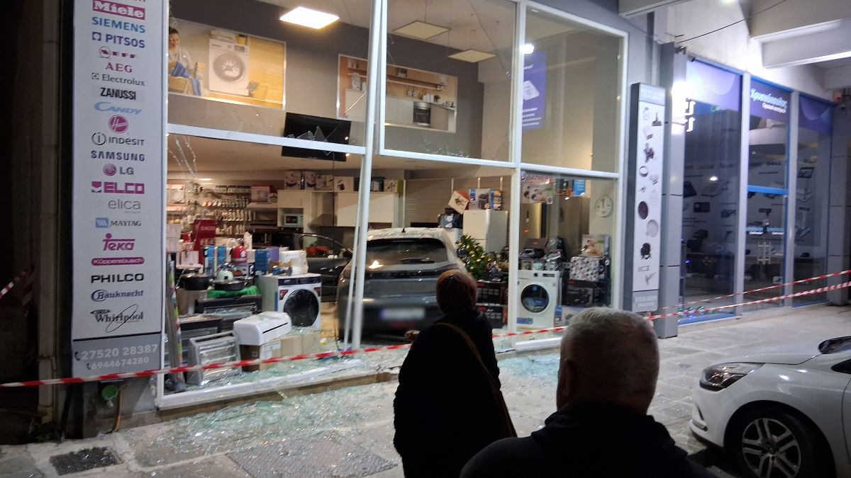 Αυτοκίνητο «σφηνώθηκε» σε κατάστημα στο Ναύπλιο