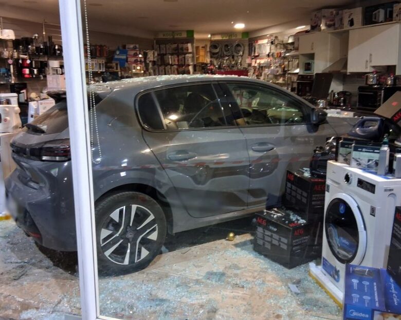 Ναύπλιο: Αυτοκίνητο «μπούκαρε» σε κατάστημα ηλεκτρικών ειδών – Απίστευτες εικόνες