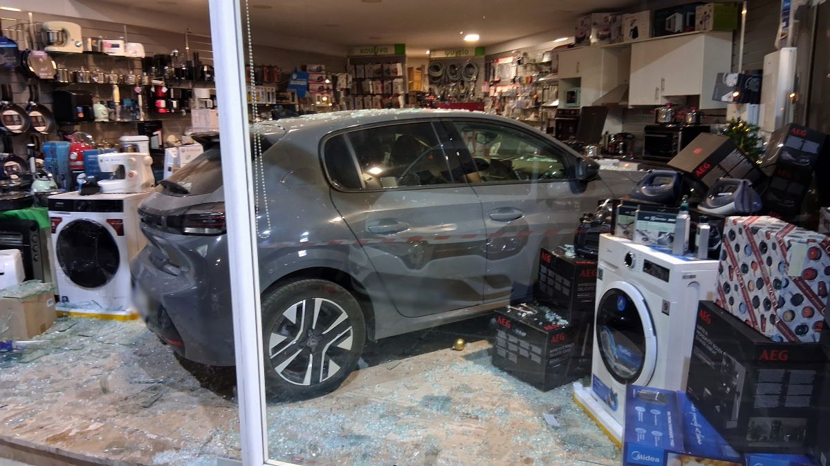 Αυτοκίνητο σφηνώθηκε σε κατάστημα ηλεκτρικών