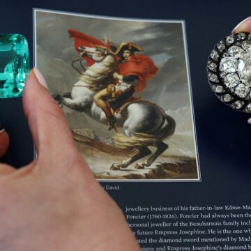 Πράσινο βηρύλλιο 132,66 καρατίων που φορούσε ο Ναπολέων Α' κατά την ενθρόνισή του και μία καρφίτσα με διαμάντι του Γάλλου Αυτοκράτορα