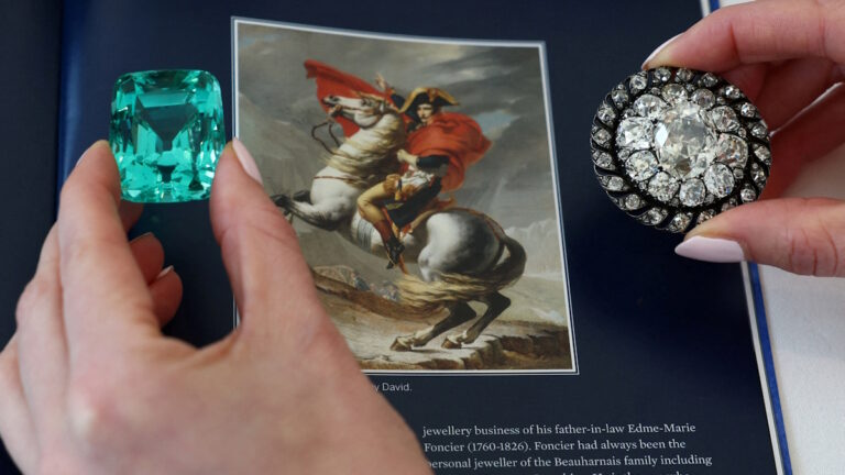 Πράσινο βηρύλλιο 132,66 καρατίων που φορούσε ο Ναπολέων Α' κατά την ενθρόνισή του και μία καρφίτσα με διαμάντι του Γάλλου Αυτοκράτορα