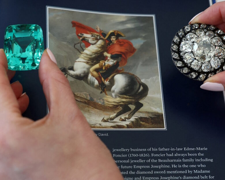 3,79 εκατομμύρια ευρώ για διαμαντένια καρφίτσα του Ναπολέοντα σε δημοπρασία στη Γενεύη