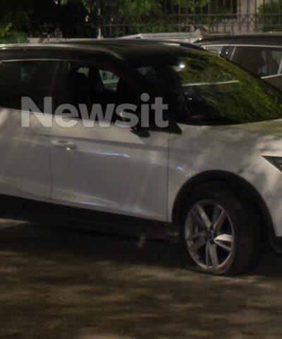 Το λευκό αυτοκίνητο με σκασμένο το εμπρός δεξιό λάστιχο