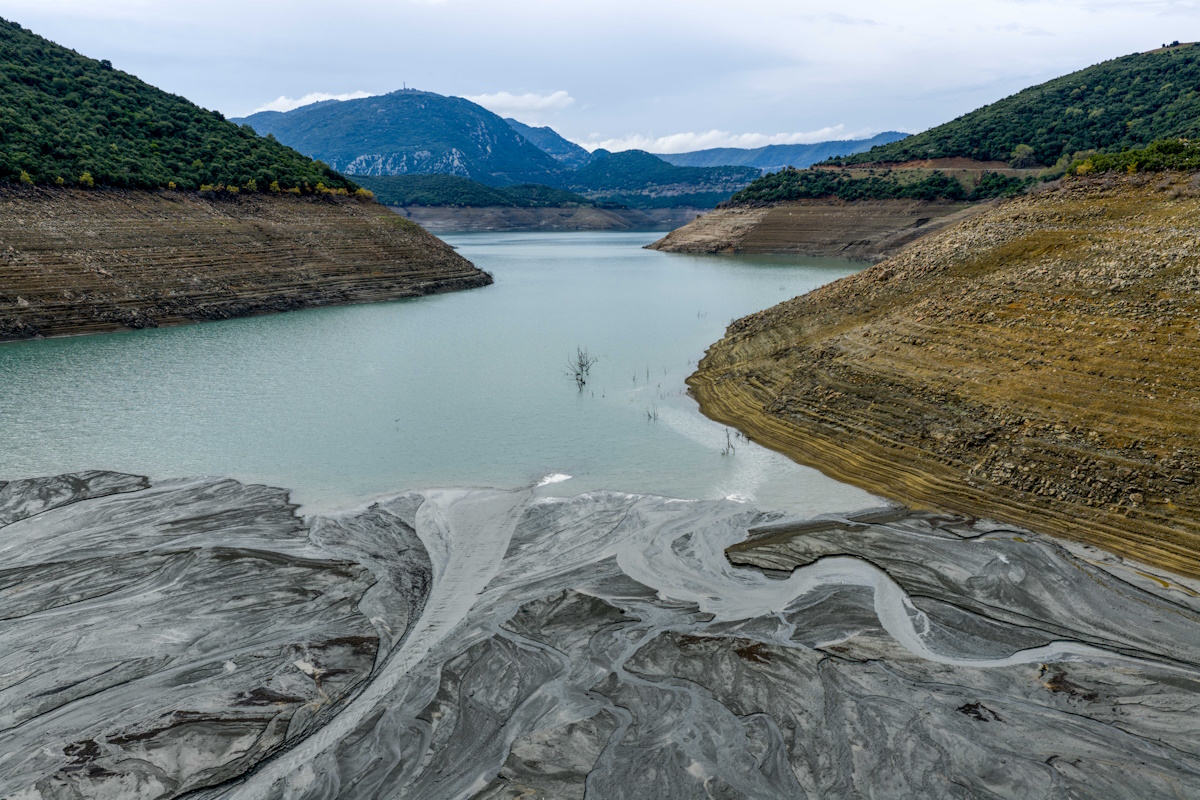 ΠΑΡΑ ΤΙΣ ΒΡΟΧΟΠΤΩΣΕΙΣ Η ΛΙΜΝΗ ΤΟΥ ΦΡΑΓΜΑΤΟΣ ΤΟΥ ΜΟΡΝΟΥ ΑΠΟ ΤΟ ΟΠΟΙΟ ΕΞΑΣΦΑΛΙΖΕΙ ΤΗΝ ΠΑΡΟΧΗ ΝΕΡΟΥ Η ΑΘΗΝΑ ΒΡΙΣΚΕΤΑΙ ΣΕ ΧΑΜΗΛΑ ΕΠΙΠΕΔΑ. ΛΗΨΗ ΜΕ DRONE.
ΦΩΤΟΓΡΑΦΙΑ ΑΝΤΩΝΗΣ ΝΙΚΟΛΟΠΟΥΛΟΣ