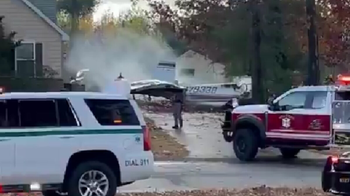 Οχήματα της πυροσβεστικής και της αστυνομίας στον τόπο του δυστυχήματος