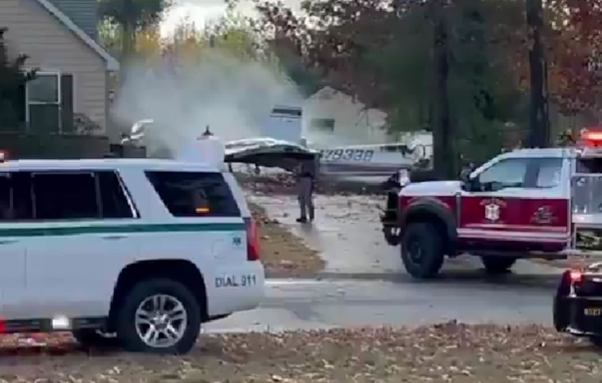 Οχήματα της πυροσβεστικής και της αστυνομίας στον τόπο του δυστυχήματος
