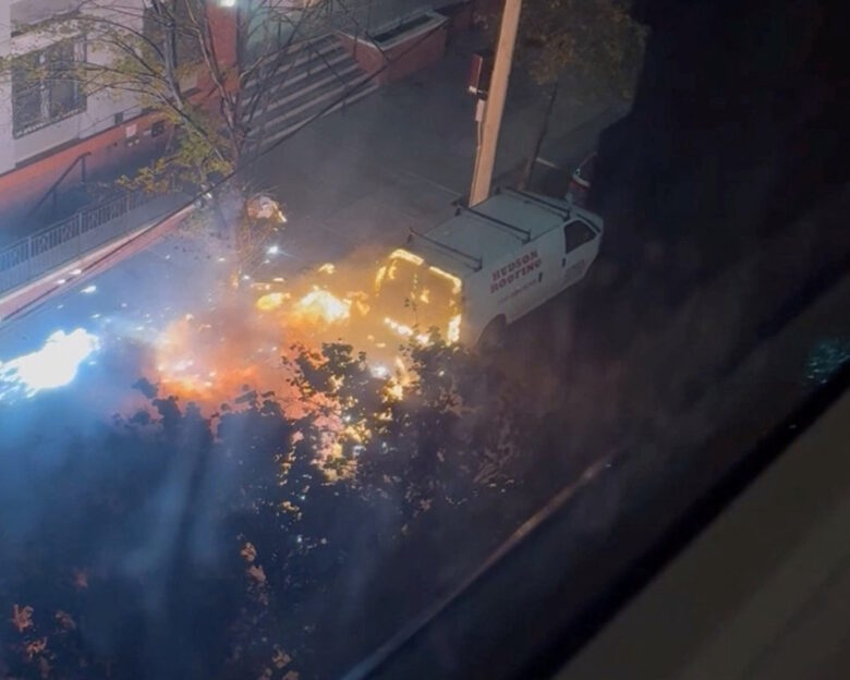 Νέα Υόρκη: «Πύρινη σφαίρα» στον ουρανό μετά από έκρηξη αυτοκινήτου στο Μπρονξ – Τραυματίστηκαν 7 πυροσβέστες