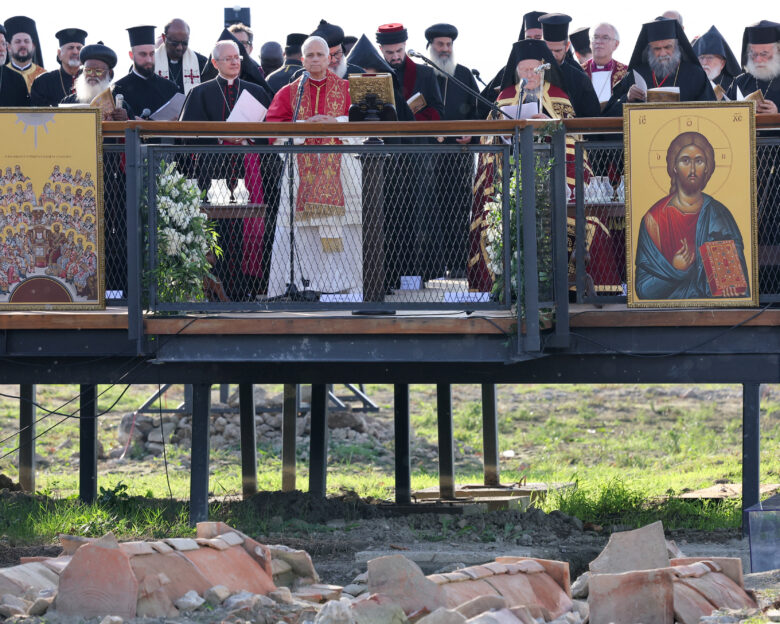 Ο πάπας Λέων και ο πατριάρχης Βαρθολομαίος απήγγειλαν μαζί το Σύμβολο της Πίστεως – Live η ιστορική κοινή λειτουργία στην Νίκαια Βιθυνίας