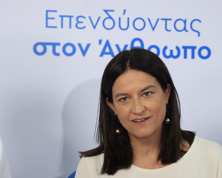 Το ρεσιτάλ της γαλάζια «νέας αγρότισσας» Πόπης Σεμερτζίδου στην Εξεταστική  «δεν ήξερα, δεν άκουσα, δεν είδα» ο πράσινος Αντωνόπουλος  έπαιξε τα ρέστα της η Κεραμέως και βγήκε λευκός καπνός για τις συλλογικές συμβάσεις  το βελούδινο διαζύγιο Κασσελάκη – Καπνισάκη  τι συζήτησαν Μπέττυ – Τάιλερ από την πλευρά του Τάιλερ  η πρώτη φωτό χριστουγεννιάτικου δέντρου πολιτικού αρχηγού