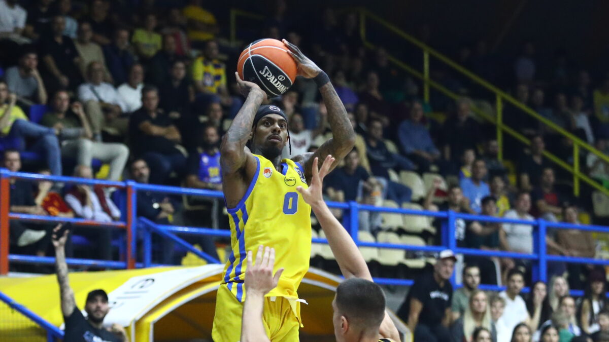 Ο Τάι Νίκολς του Περιστερίου σκοράρει κόντρα στην ΑΕΚ (ΦΩΤΟ ΜΑΡΚΟΣ ΧΟΥΖΟΥΡΗΣ