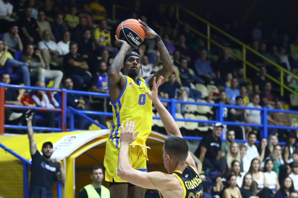 Ο Τάι Νίκολς του Περιστερίου σκοράρει κόντρα στην ΑΕΚ (ΦΩΤΟ ΜΑΡΚΟΣ ΧΟΥΖΟΥΡΗΣ