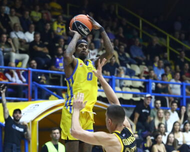 Ο Τάι Νίκολς του Περιστερίου σκοράρει κόντρα στην ΑΕΚ (ΦΩΤΟ ΜΑΡΚΟΣ ΧΟΥΖΟΥΡΗΣ