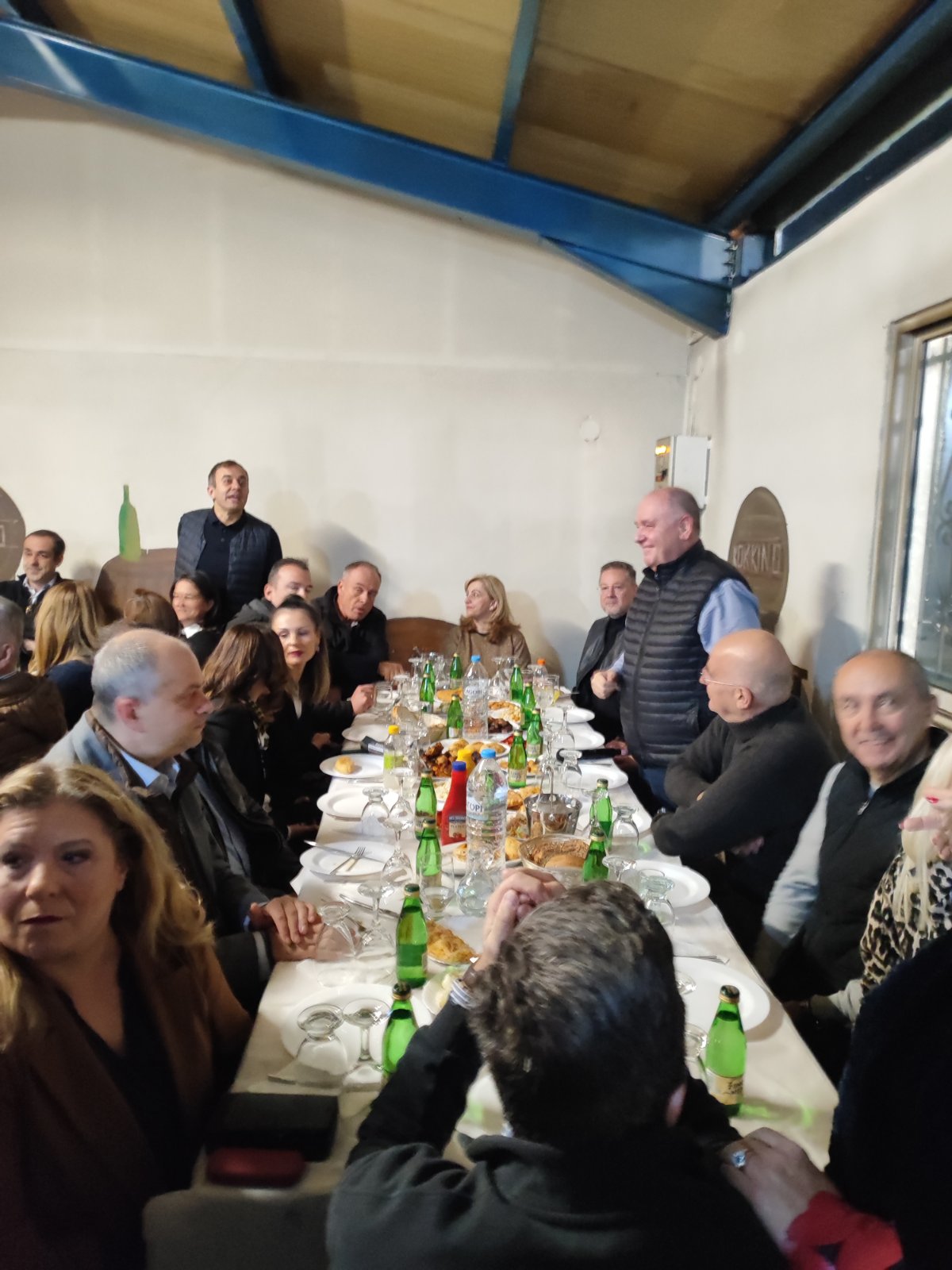 Ο υπουργός Εθνικής Άμυνας, Νίκος Δένδιας με άλλους υπουργούς και βουλευτές της ΝΔ στο παραδοσιακό βράσιμο του πρώτου τσίπουρου στο καζάνι του Γαζέα στη Φλώρινα