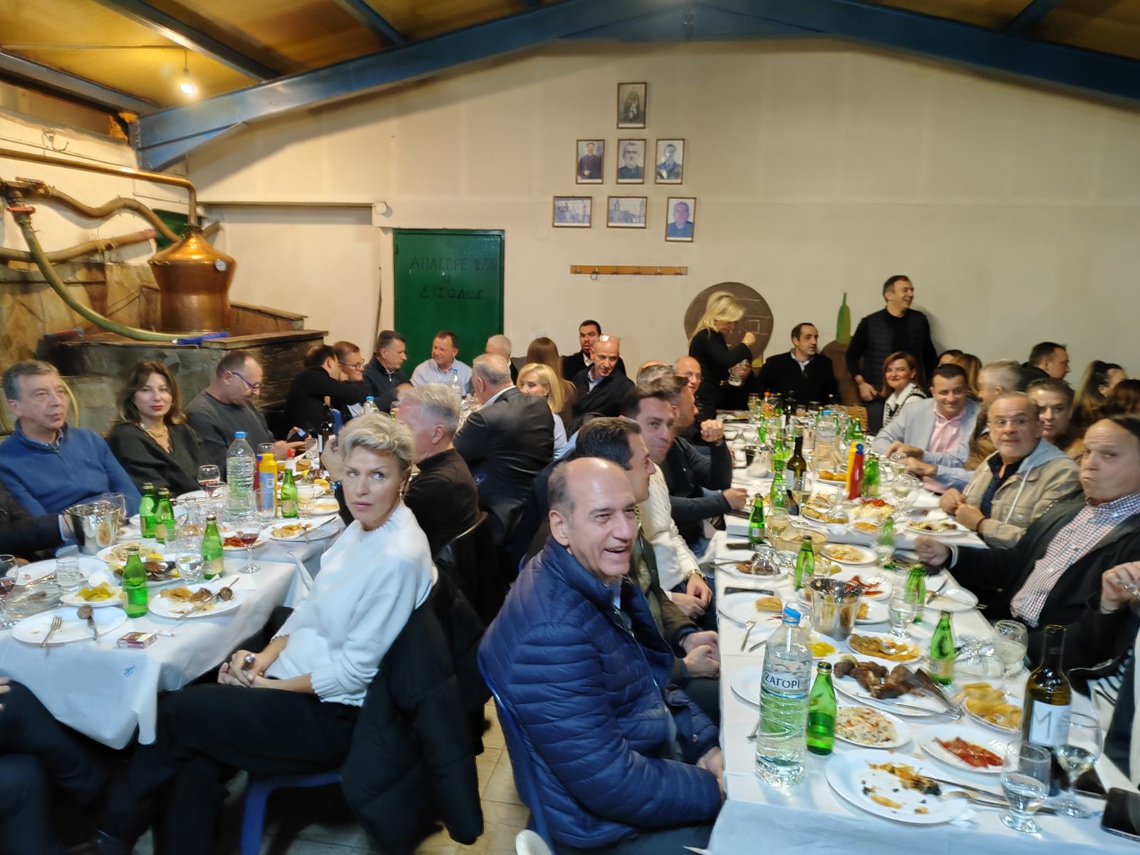 Ο υπουργός Εθνικής Άμυνας, Νίκος Δένδιας με άλλους υπουργούς και βουλευτές της ΝΔ στο παραδοσιακό βράσιμο του πρώτου τσίπουρου στο καζάνι του Γαζέα στη Φλώρινα