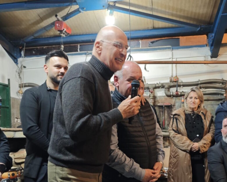 Δένδιας, Κεραμέως, Κέλλας και άλλοι «γαλάζιοι» υπουργοί και βουλευτές έδωσαν το παρών σε παραδοσιακό βράσιμο τσίπουρου στη Φλώρινα