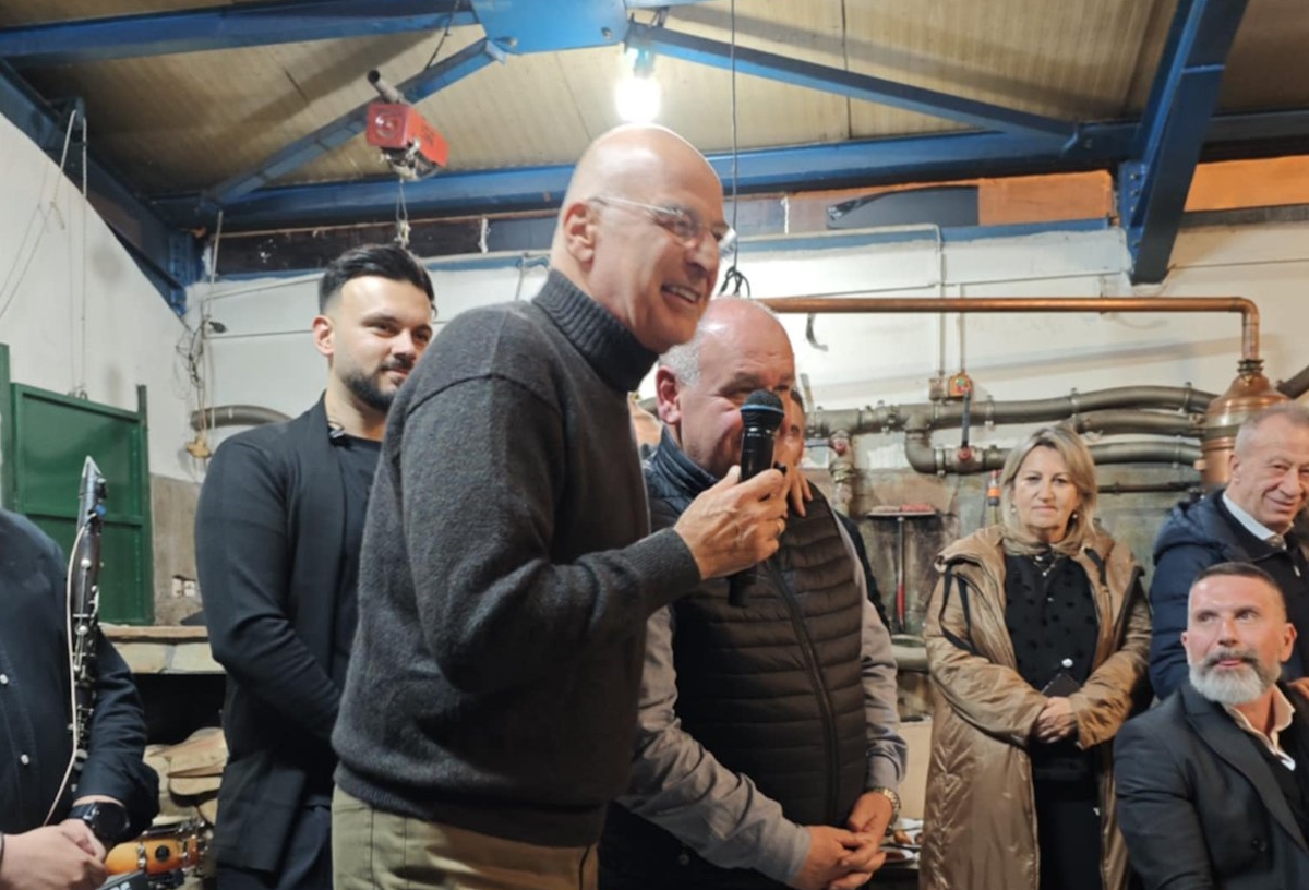 Δένδιας, Κεραμέως, Κέλλας και άλλοι «γαλάζιοι» υπουργοί και βουλευτές έδωσαν το παρών σε παραδοσιακό βράσιμο τσίπουρου στη Φλώρινα