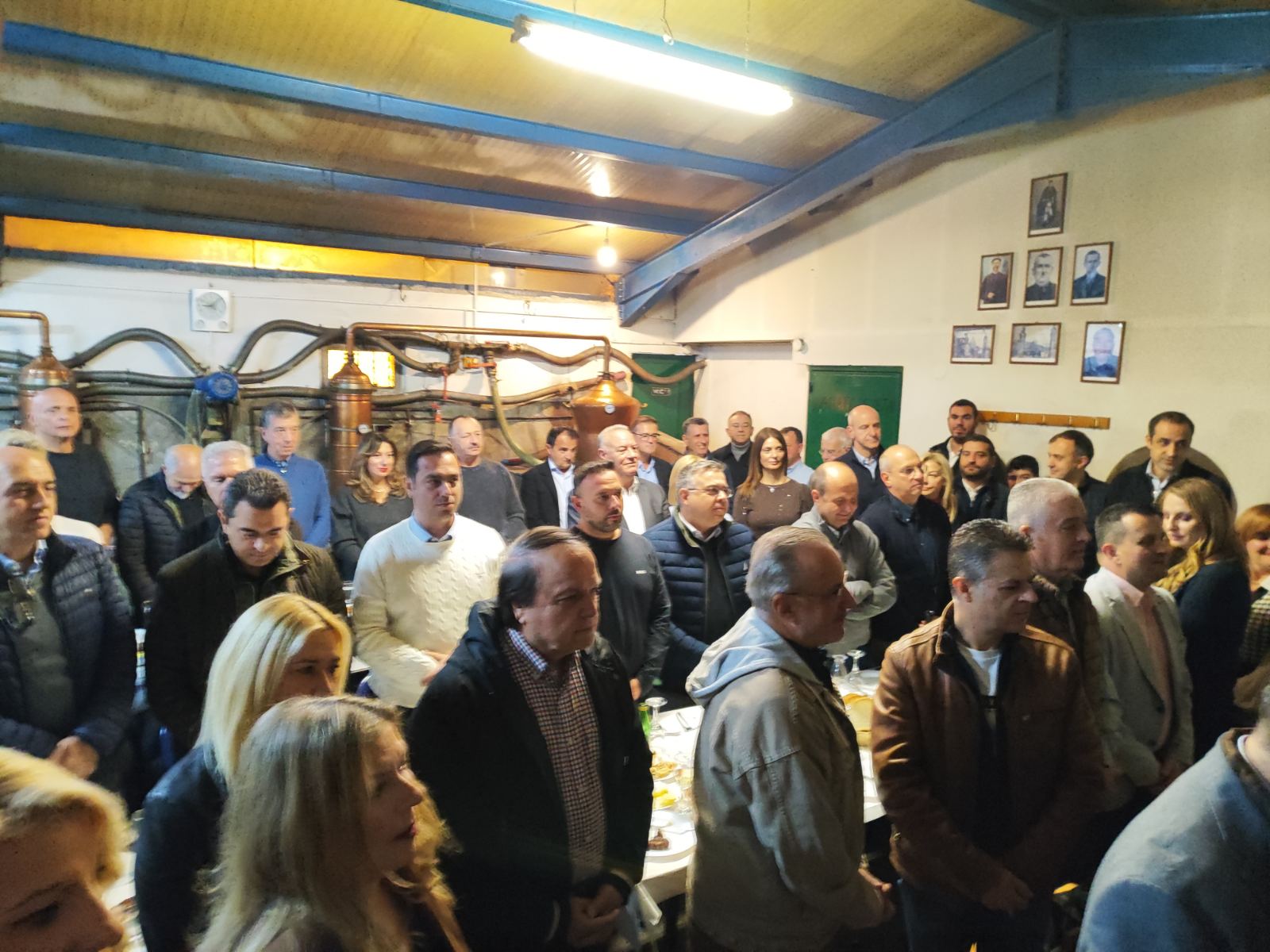 Ο υπουργός Εθνικής Άμυνας, Νίκος Δένδιας με άλλους υπουργούς και βουλευτές της ΝΔ στο παραδοσιακό βράσιμο του πρώτου τσίπουρου στο καζάνι του Γαζέα στη Φλώρινα