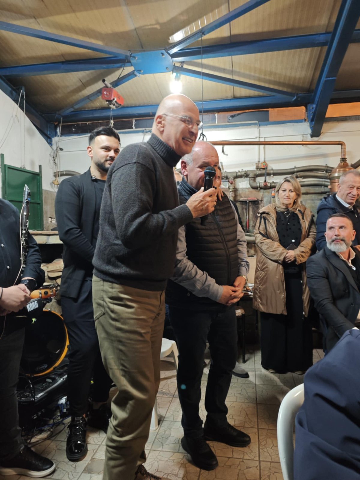 Ο υπουργός Εθνικής Άμυνας, Νίκος Δένδιας με άλλους υπουργούς και βουλευτές της ΝΔ στο παραδοσιακό βράσιμο του πρώτου τσίπουρου στο καζάνι του Γαζέα στη Φλώρινα