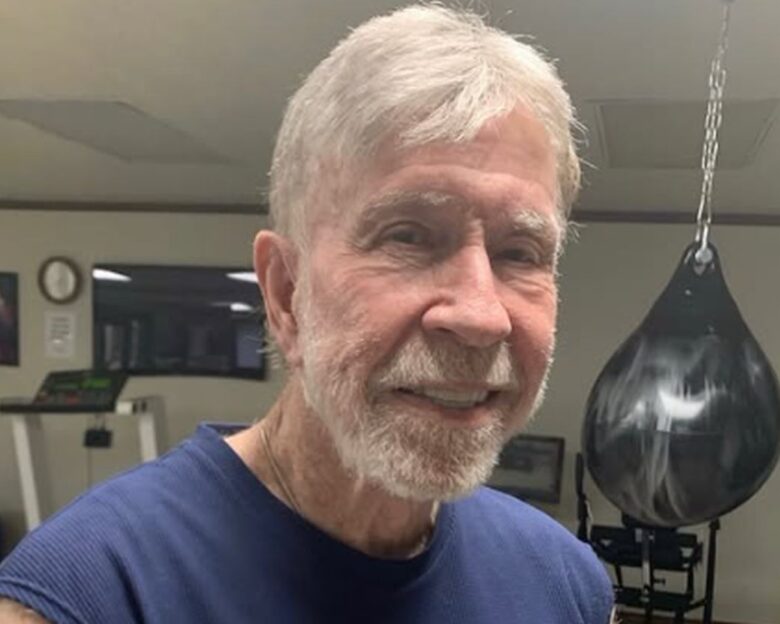 Ο Τσακ Νόρις στα 85 του: «Θέτω στόχους, προχωράω μπροστά και επιλέγω την πειθαρχία»