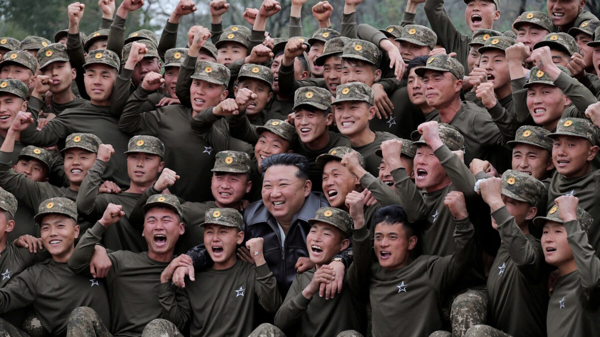 Βορειοκορεάτες στρατιώτες με τον Κιμ Γιόνγκ Ουν