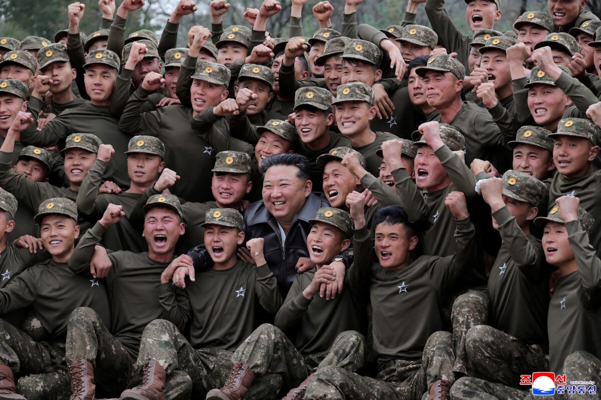 Βορειοκορεάτες στρατιώτες με τον Κιμ Γιόνγκ Ουν