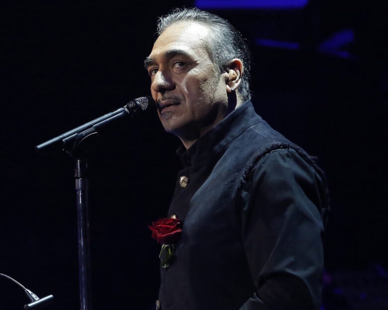 «Ο Νότης Σφακιανάκης έχει απομονωθεί, τα κρατάει μέσα του, θα σκάσει κι αυτός», είπε ο πρώην μπασίστας του