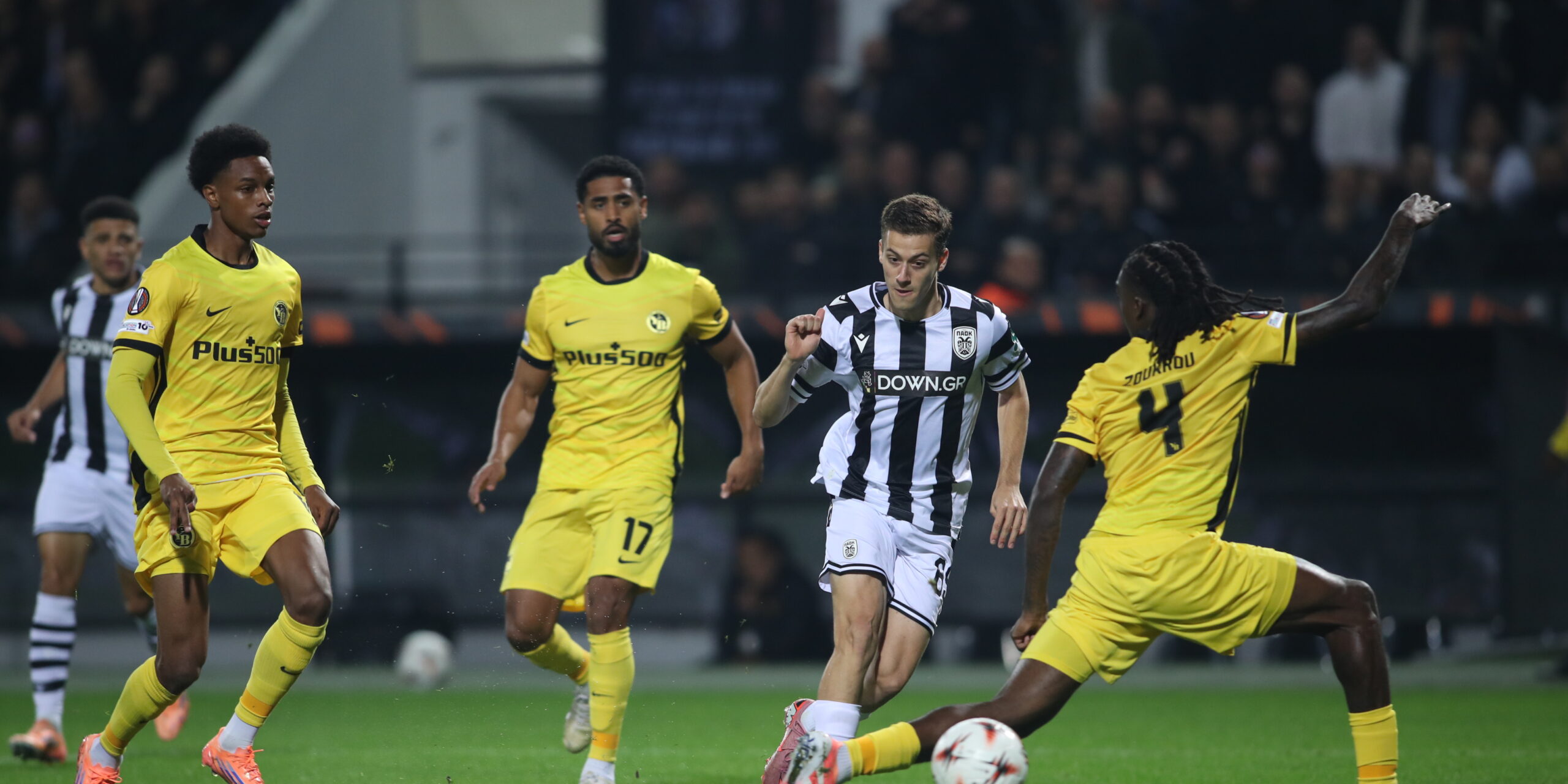 Ο Κωνσταντέλιας κόντρα στη Γιουνγκ Μπόις (EUROKINISSI)