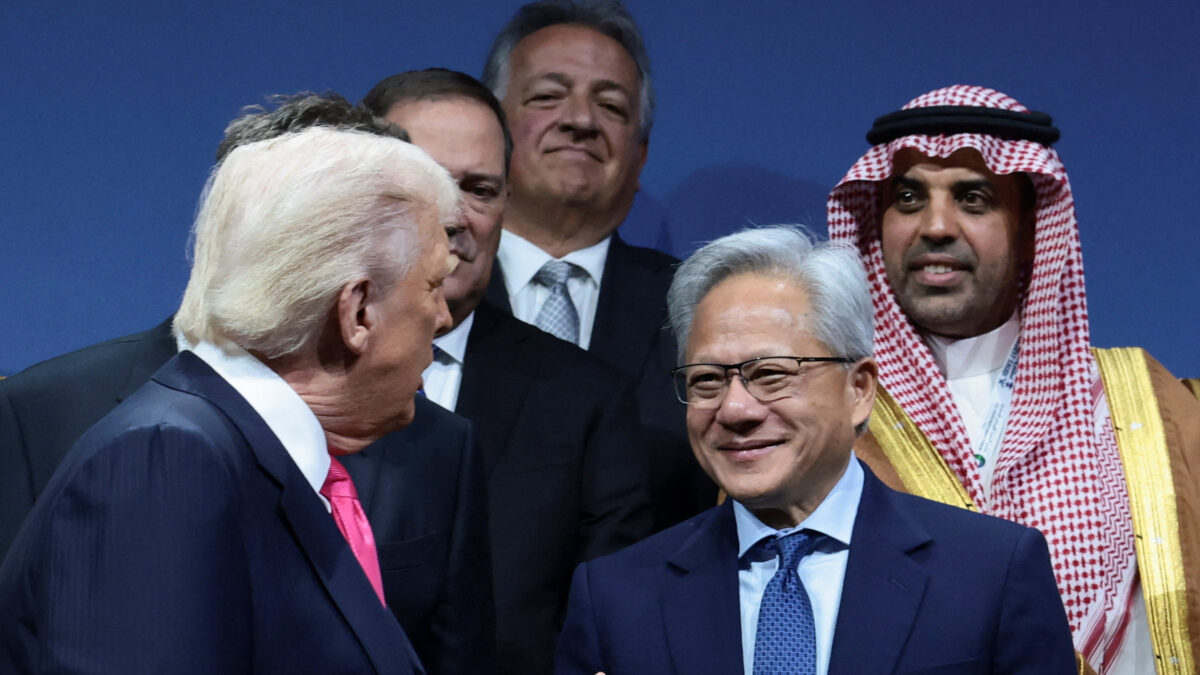 Ο Ντόναλντ Τραμπ και ο Τζένσεν Χουάνγκ