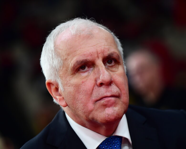 Ο Ζέλικο Ομπράντοβιτς διόρθωσε στα ελληνικά τον διερμηνέα και προκάλεσε γέλιο μετά την ήττα από τον Ολυμπιακό