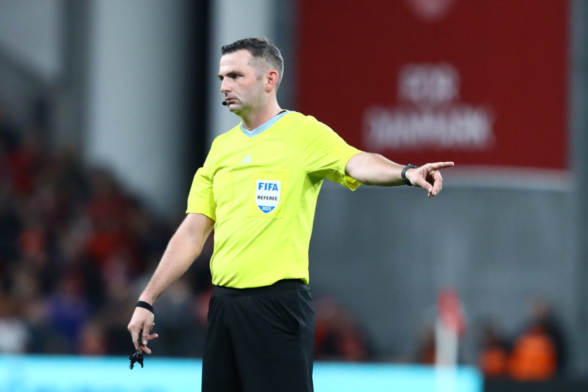 Ο διαιτητής Όλιβερ στο Δανία - Ελλάδα (ΜΑΡΚΟΣ ΧΟΥΖΟΥΡΗΣ