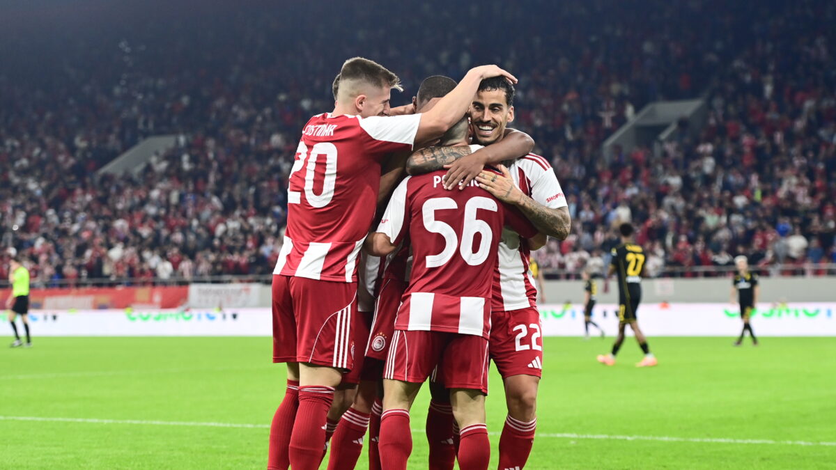 Οι παίκτες του Ολυμπιακού πανηγυρίζουν κόντρα στον Άρη (ΓΙΩΡΓΟΣ ΜΑΤΘΑΙΟΣ