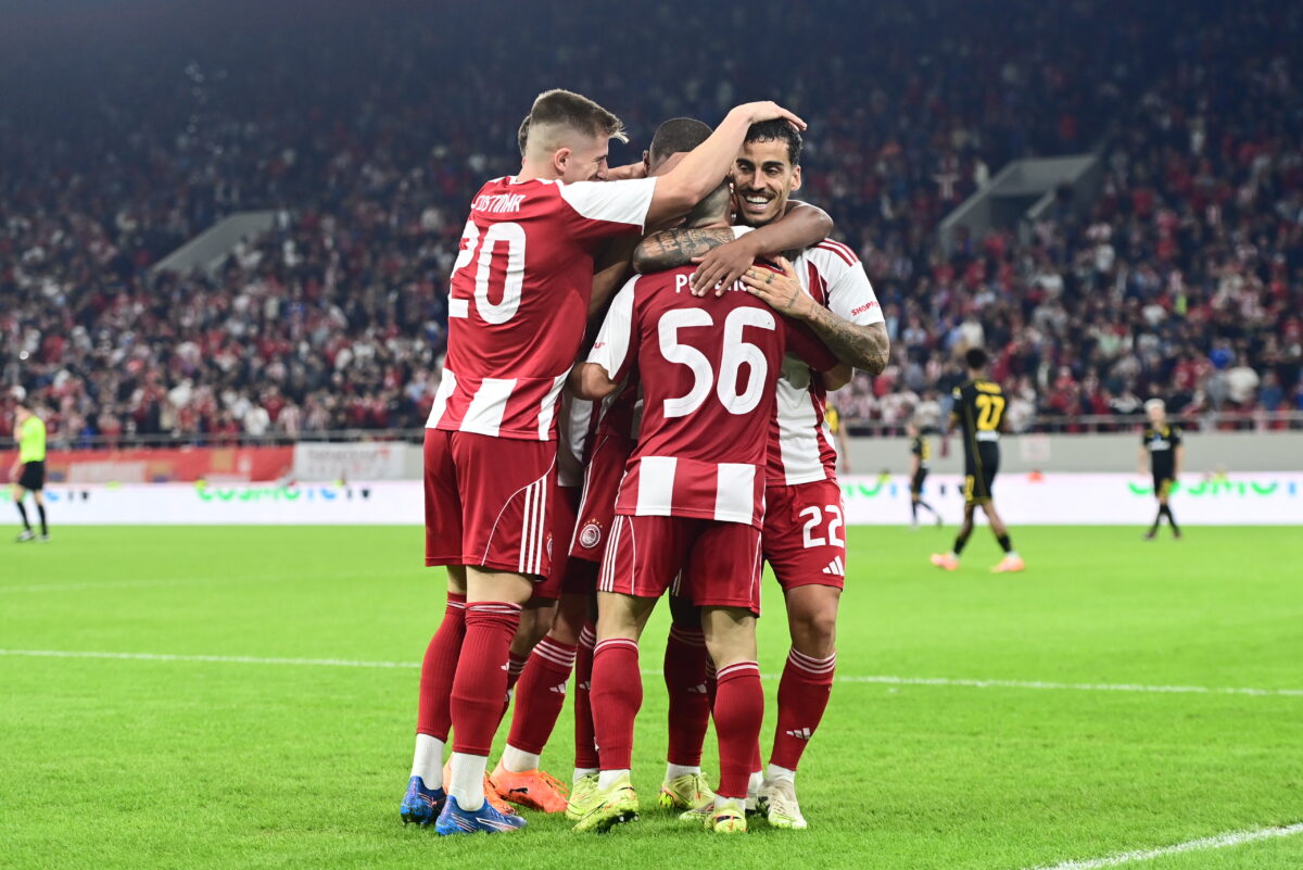 Οι παίκτες του Ολυμπιακού πανηγυρίζουν κόντρα στον Άρη (ΓΙΩΡΓΟΣ ΜΑΤΘΑΙΟΣ