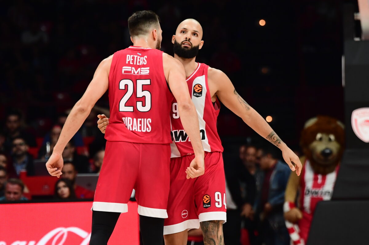 Οι παίκτες του Ολυμπιακού πανηγυρίζουν στο ΣΕΦ (KLODIAN LATO