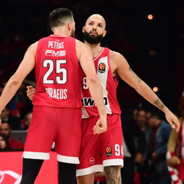 Οι παίκτες του Ολυμπιακού πανηγυρίζουν στο ΣΕΦ (KLODIAN LATO