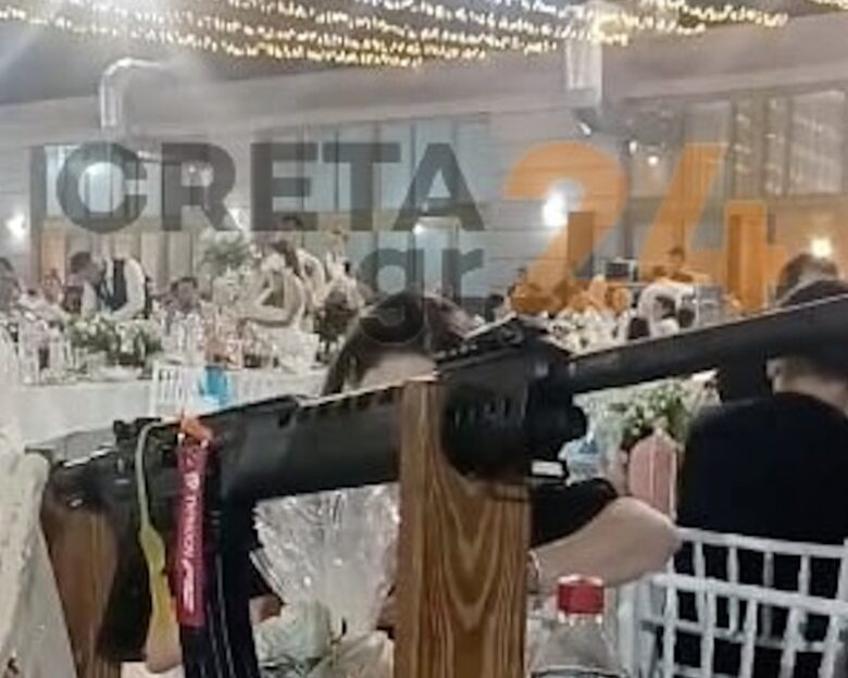 Σε άλλο επίπεδο η επίδειξη όπλων στην Κρήτη: Στολισμένο καλάσνικοφ κοσμεί το τραπέζι νεόνυμφων