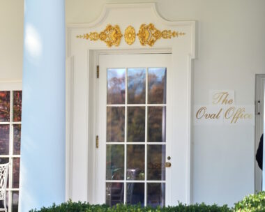 οβάλ γραφείο