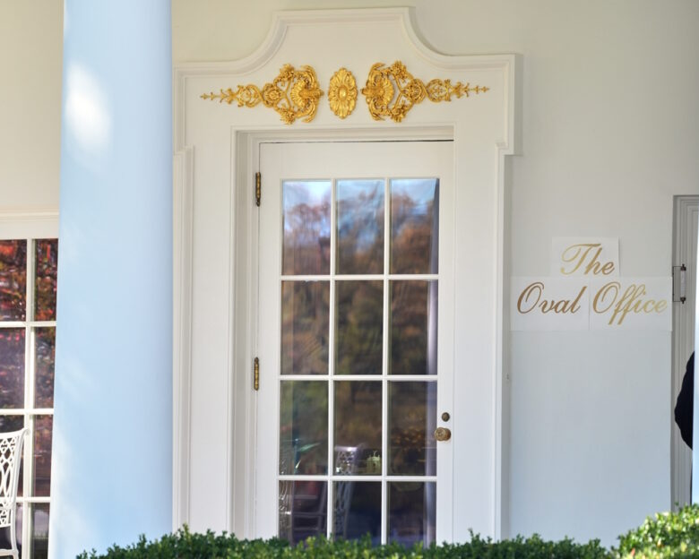 Ντόναλντ Τραμπ: Σάλος με την νέα χρυσή πινακίδα που τοποθέτησε ο πρόεδρος των ΗΠΑ έξω από το Οβάλ Γραφείο