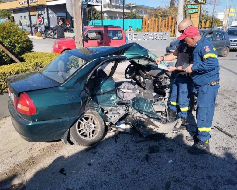 Παιανία: Από πλαγιομετωπική σύγκρουση το τροχαίο με τους 2 νεκρούς, η πόρτα του ενός αυτοκινήτου εκτοξεύτηκε μέτρα μακριά