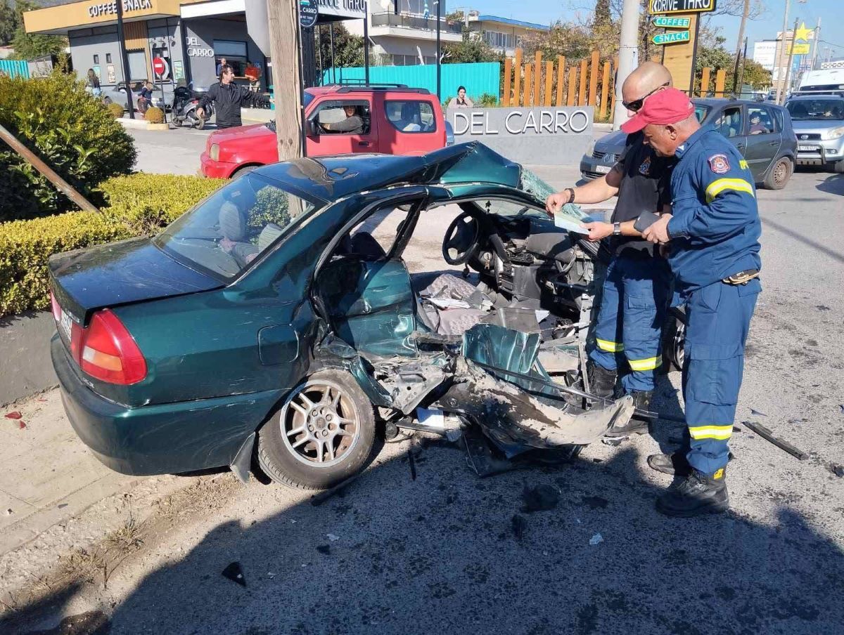 Τροχαίο με δύο νεκρούς στη λεωφόρο Λαυρίου