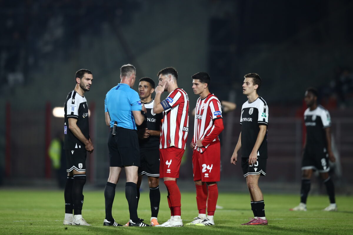 Οι παίκτες των δύο ομάδων περίμεναν το VAR για το δεύτερο γκολ του ΠΑΟΚ (ΝΑΣΟΣ ΣΙΜΟΠΟΥΛΟΣ