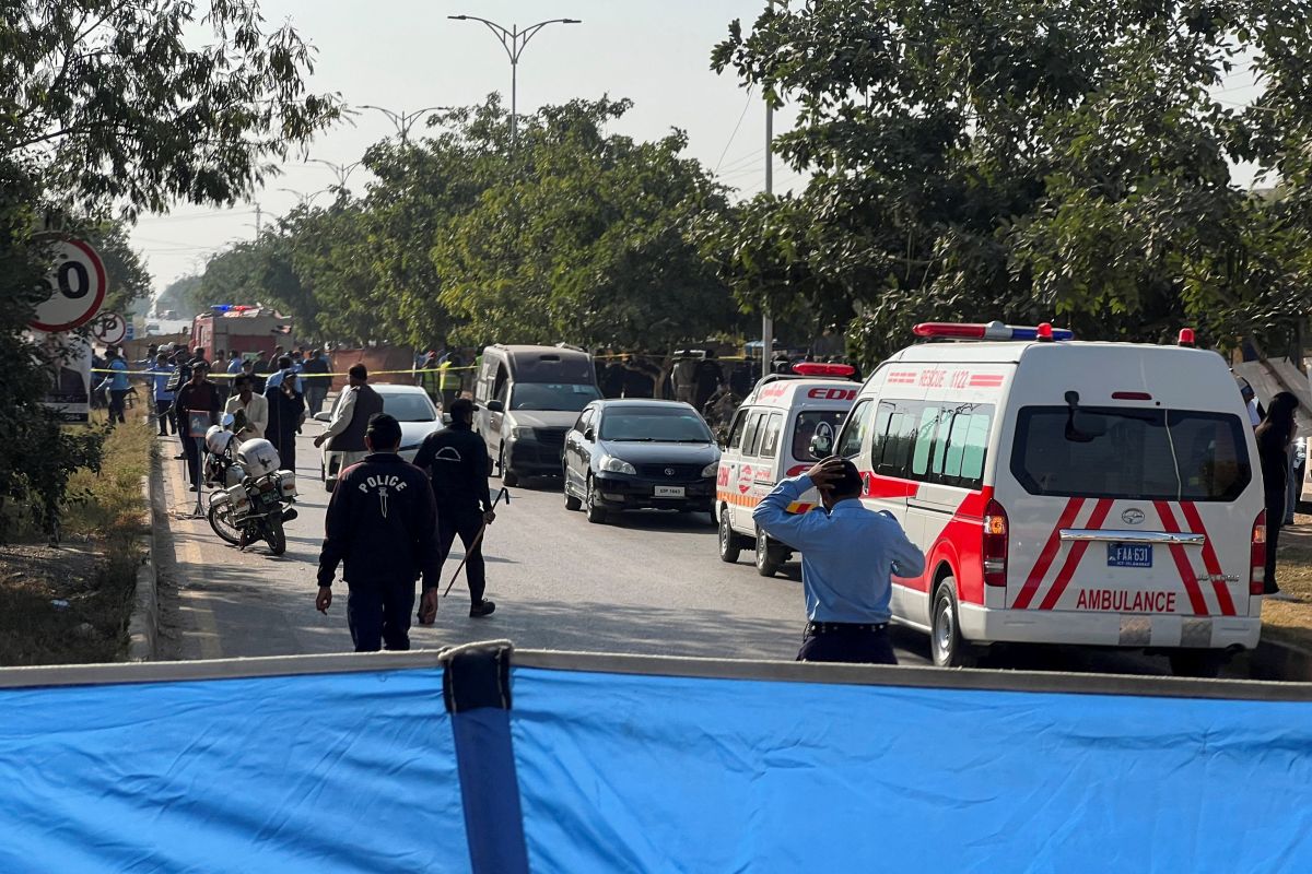 Police officers and ambulances on the road, that is cordoned off, after a blast outside a court building in Islamabad, Pakistan November 11, 2025. REUTERS