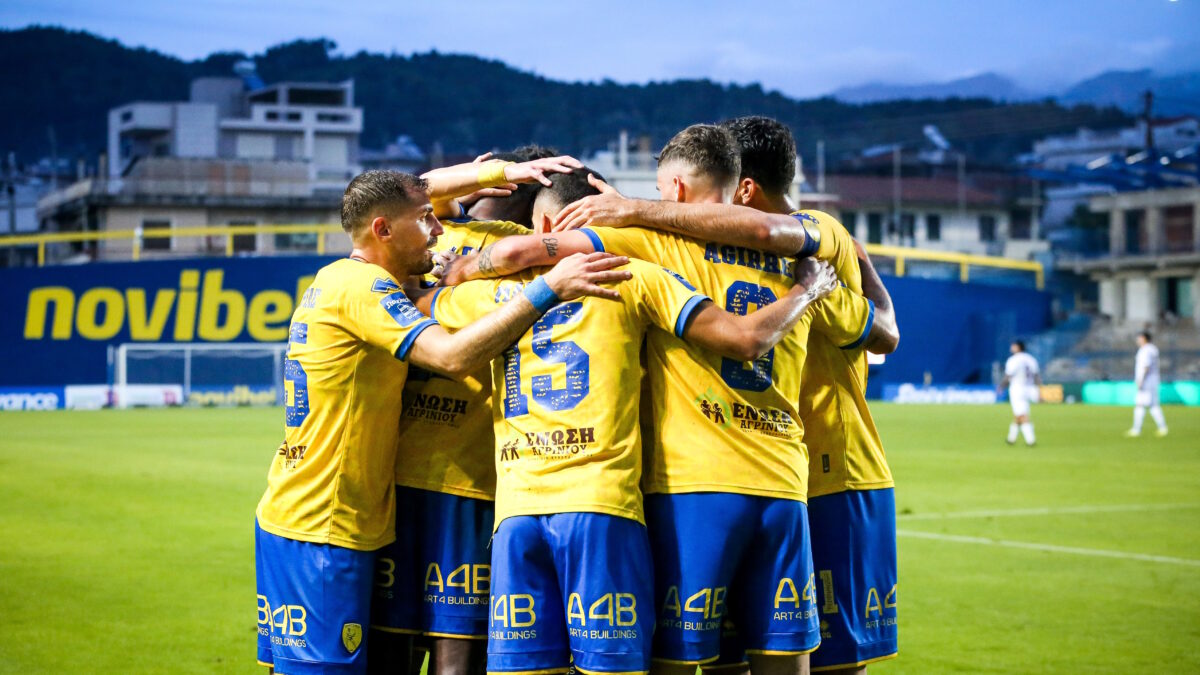 Οι ποδοσφαιριστές του Παναιτωλικού πανηγυρίζουν