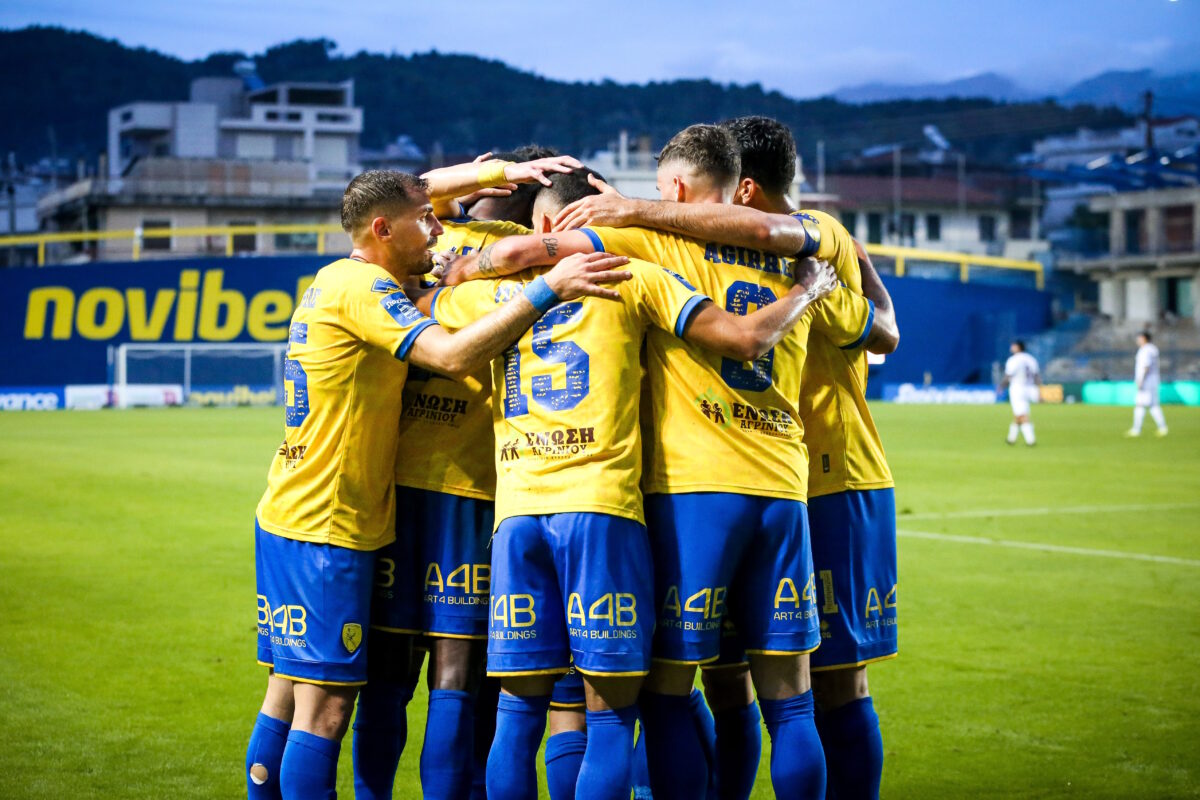 Οι ποδοσφαιριστές του Παναιτωλικού πανηγυρίζουν