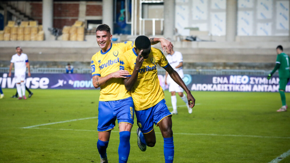 Οι παίκτες του Παναιτωλικού πανηγυρίζουν στο Αγρίνιο