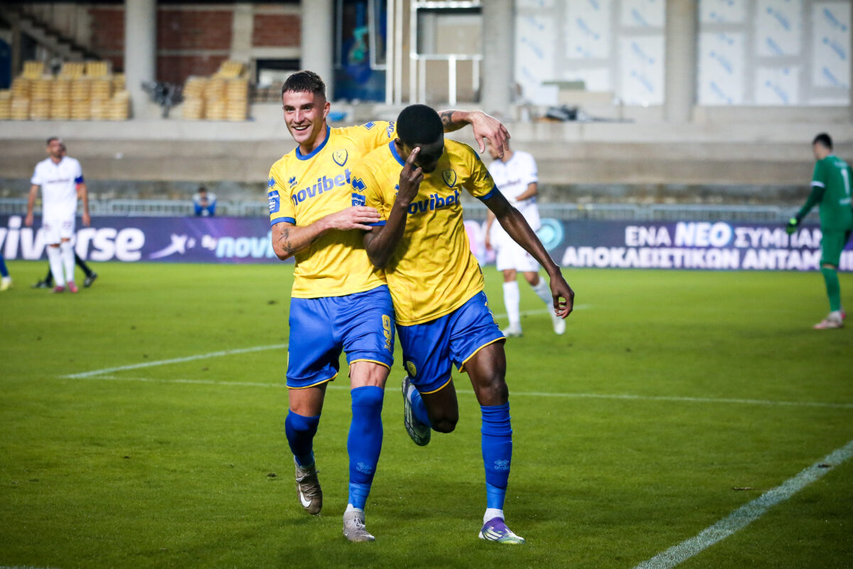 Οι παίκτες του Παναιτωλικού πανηγυρίζουν στο Αγρίνιο