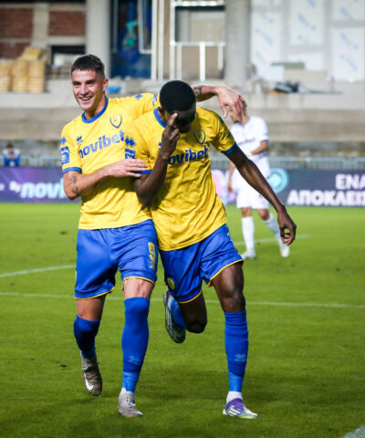 Οι παίκτες του Παναιτωλικού πανηγυρίζουν στο Αγρίνιο