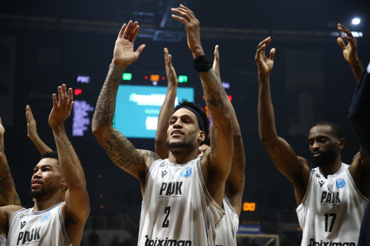 Οι παίκτες του ΠΑΟΚ πανηγυρίζουν στην Πυλαία (ΝΑΣΟΣ ΣΙΜΟΠΟΥΛΟΣ