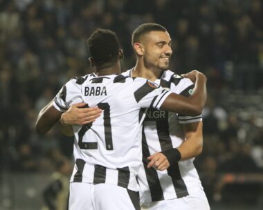 Γιακουμάκης και Μπάμπα πανηγυρίζουν κόντρα στη Γιουνγκ Μπόις (ΜΙΚΑΕΛΑ ΤΣΟΡΜΠΑΤΖΙΔΟΥ